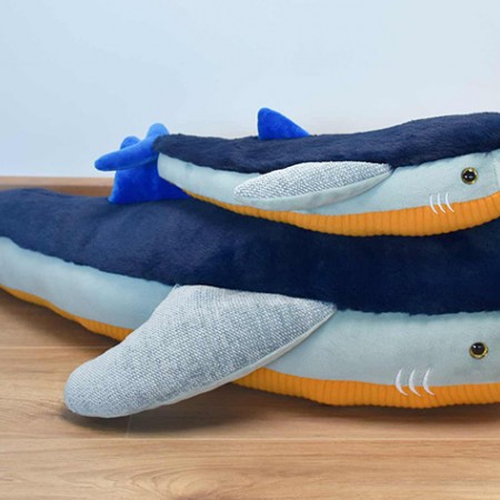 peluche géante grand requin bleu et moutarde pour bébé