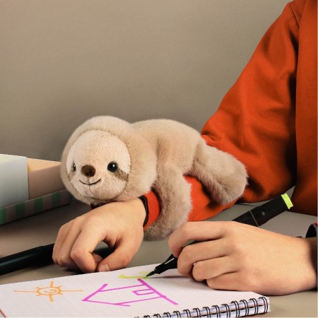 peluche de poignet paresseux