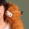 Peluche lestée Vache Highland - ambiance épaules