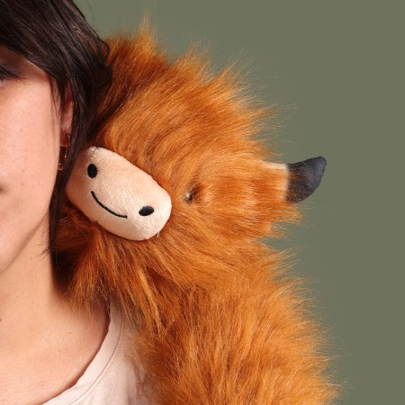 Peluche lestée Vache Highland - ambiance épaules